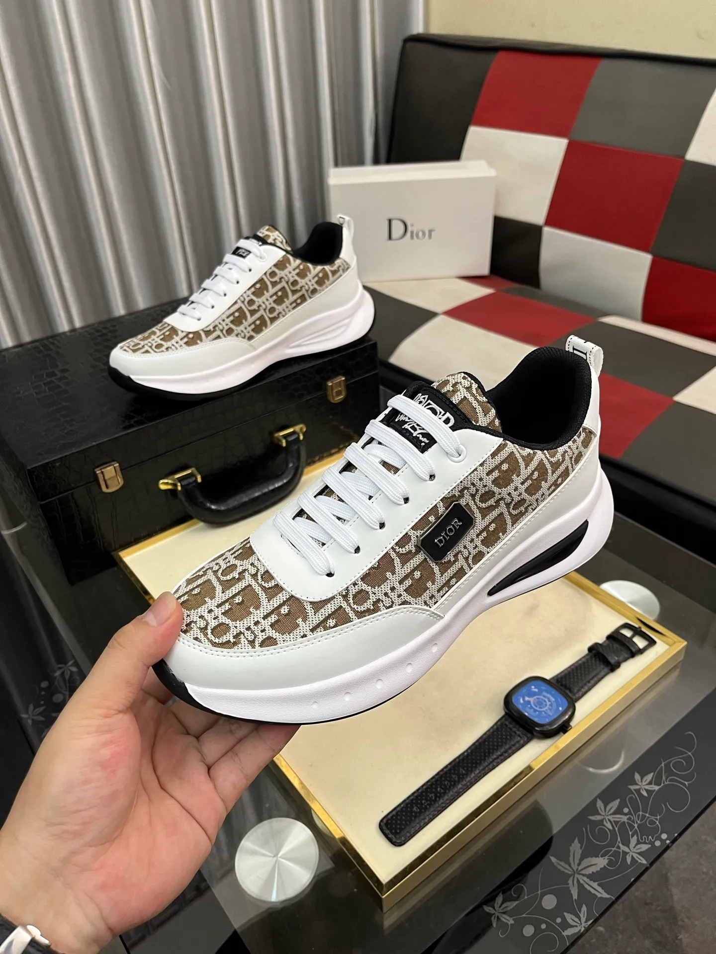 Men's men's shoes💰440⌚️⌚️Dior original quality.~ Unique modern style sneakers. 🏃A must-have casual shoe for trendy men😍😍 Original brand imported from Italy, imported original leather, sheep lining (refuses to discolor and grind feet) Sole: Original sole provided by the original factory, French lazy style design ⚠️Fit to the feet, original quality, super comfortable original sole. Just like shooting the real thing 🎬The real thing is better, code number: 38-443️⃣colors available
